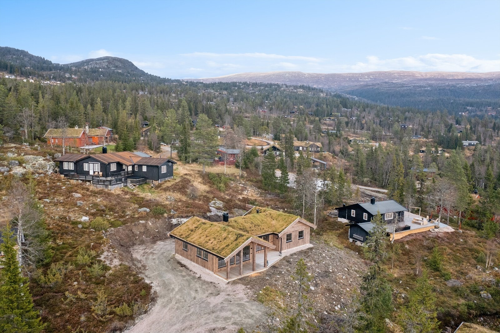 Ca 30 minutter unna med bil ligger både Bøseter og Norefjell- et av Norges mest populære rekreasjonsdestinasjoner, med flott natur, høyfjellshotell og moderne skianlegg. Galleribilde