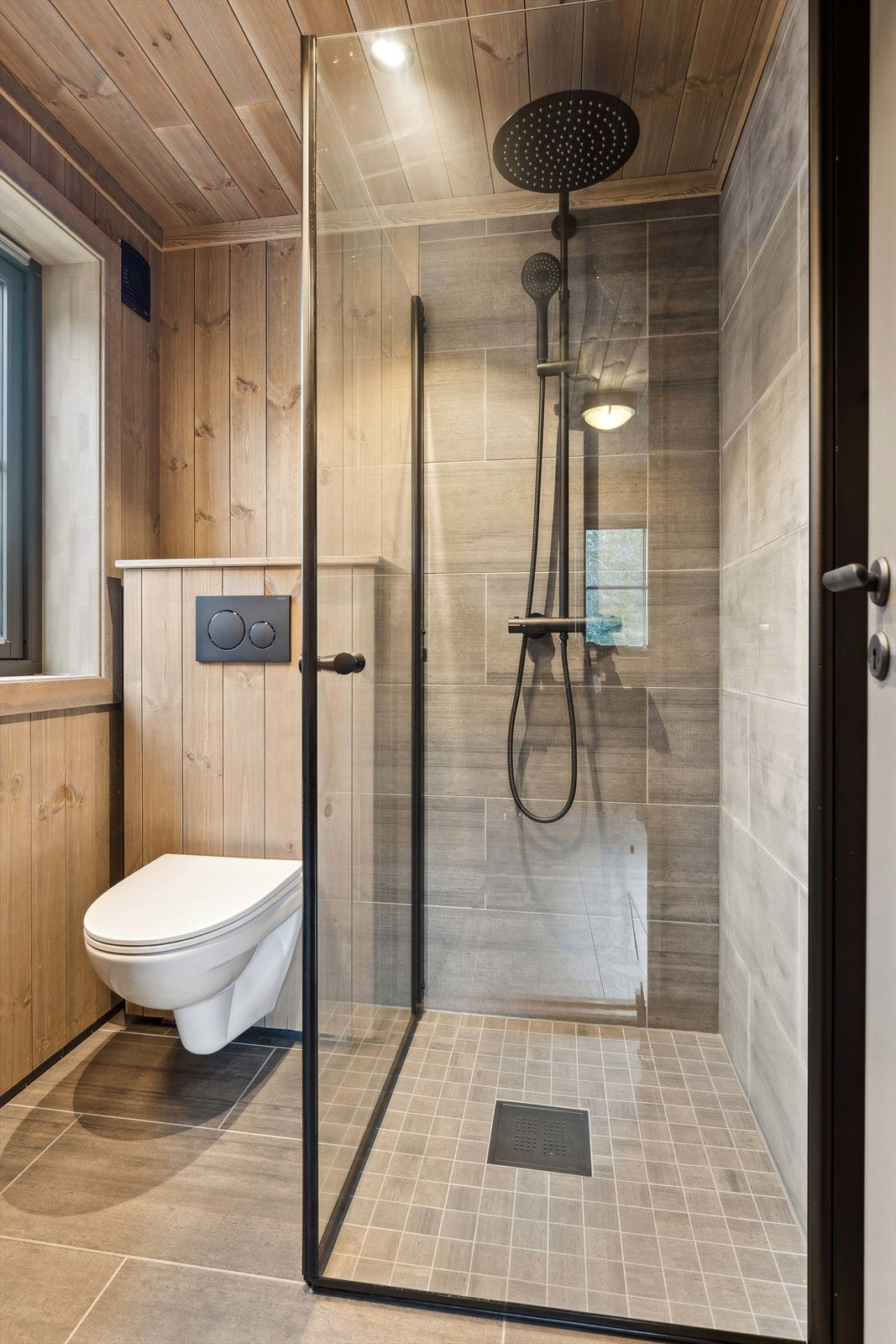 Badet som er tilknyttet hovedsoverommet er innredet med dusjnisje (80x90 cm), servantskap (60 cm), speilskap med lys over og veggmontert toalett. Galleribilde