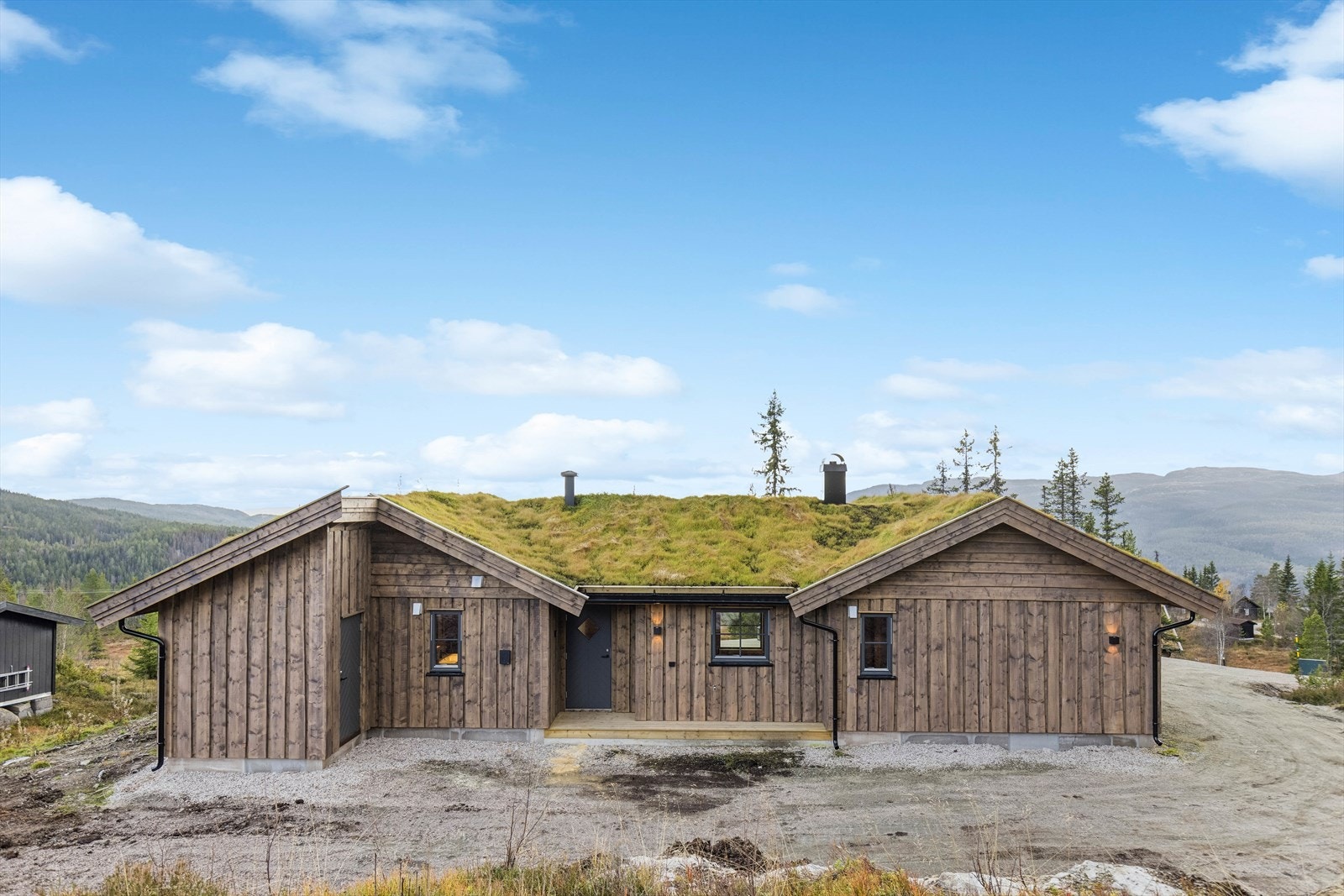 Gode parkeringsmuligheter på egen tomt. Det er montert elbillader på hytteveggen mot gårdsrommet. Galleribilde