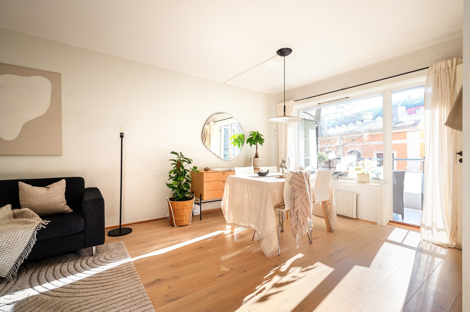 Innvendig har du en romslig stue med plass til både spisebord og sofagruppe Galleribilde