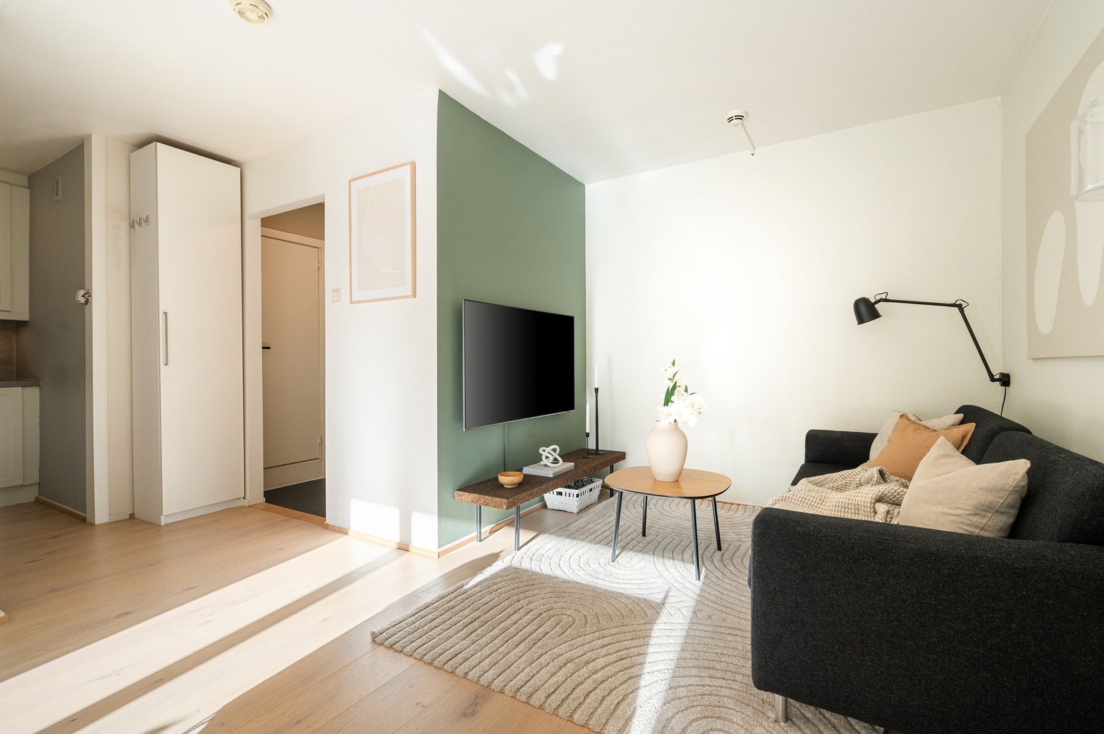 God plass til sofagruppe og naturlig plass til TV Galleribilde