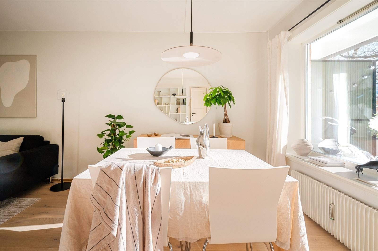 God plass til spisebord i stuen Galleribilde