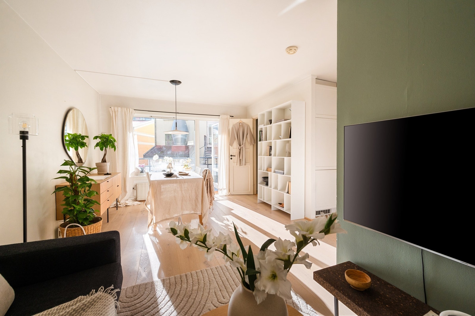 Store vinduer bidrar til godt med naturlig lys Galleribilde