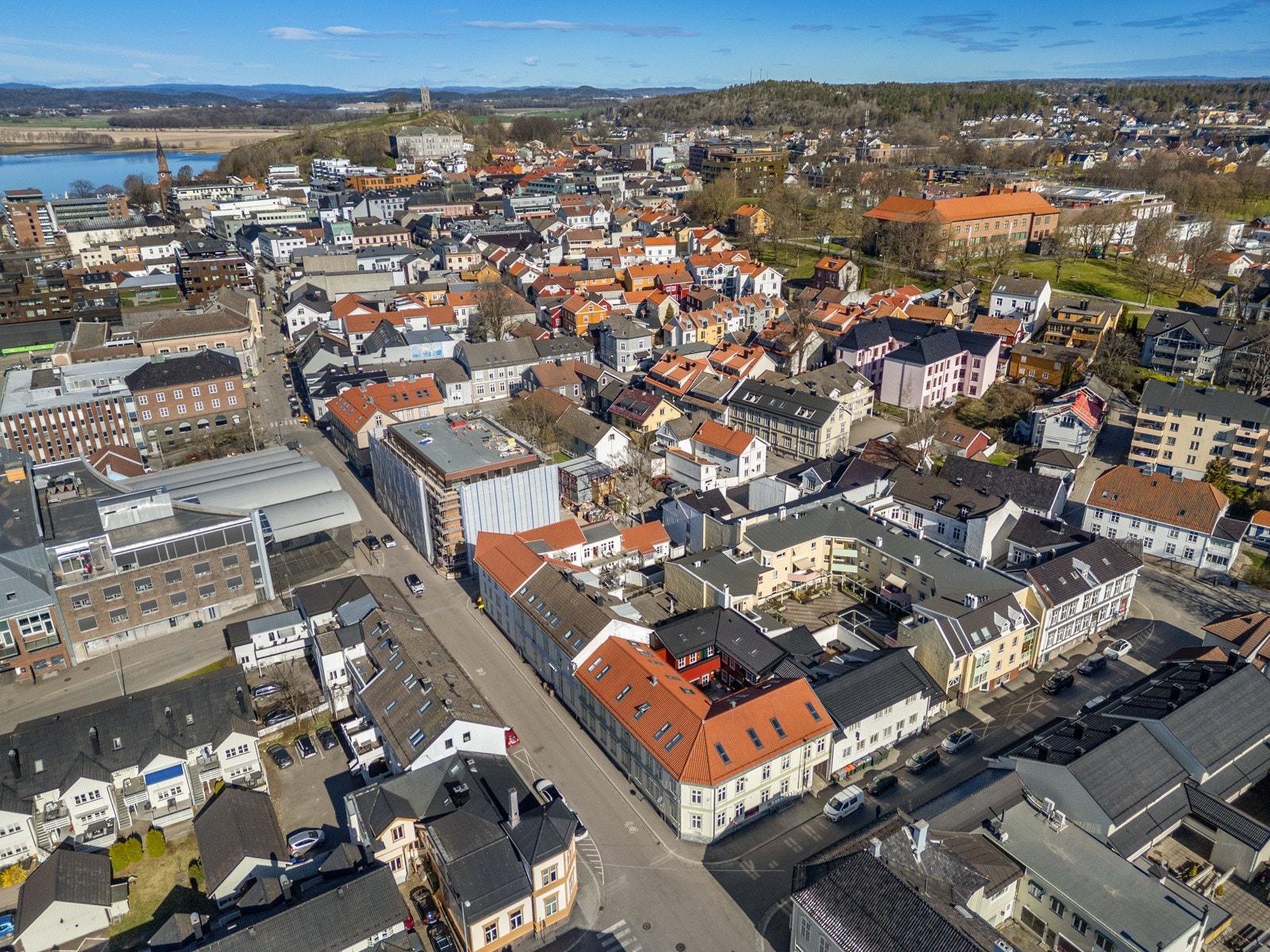 På få minutter rusler du ned til den populære Brygga, hvor kaféer, restauranter og utesteder ligger på rekke og rad med flott utsyn mot kanalen. Dagligvarehandelen kan enkelt gjøres på Kiwi Foyn i Nedre Langgate, kun et par minutters gange unna. Galleribilde