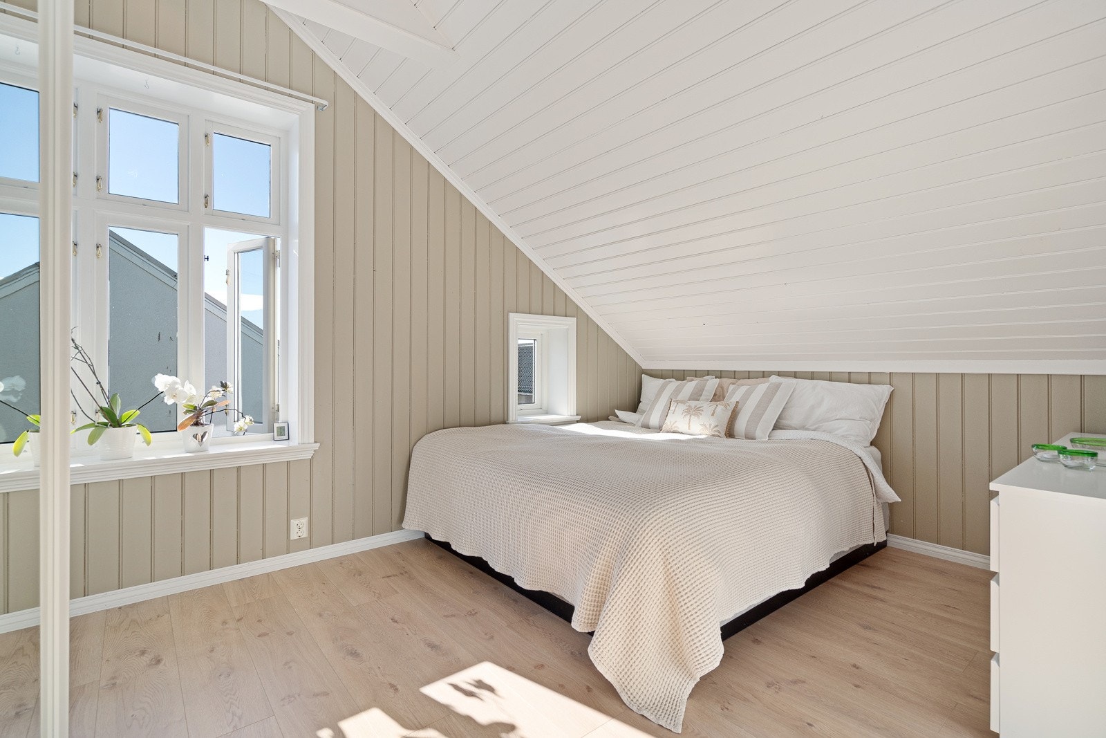 Soverommet har rolig atmosfære og god plass til garderobe. Galleribilde