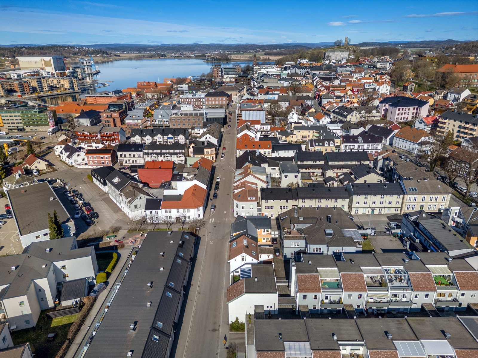 Farmandstredet kjøpesenter ligger kun noen hundre meter unna, og både jernbanestasjonen og rutebilstasjonen nås til fots på rundt 5-6 minutter. Galleribilde