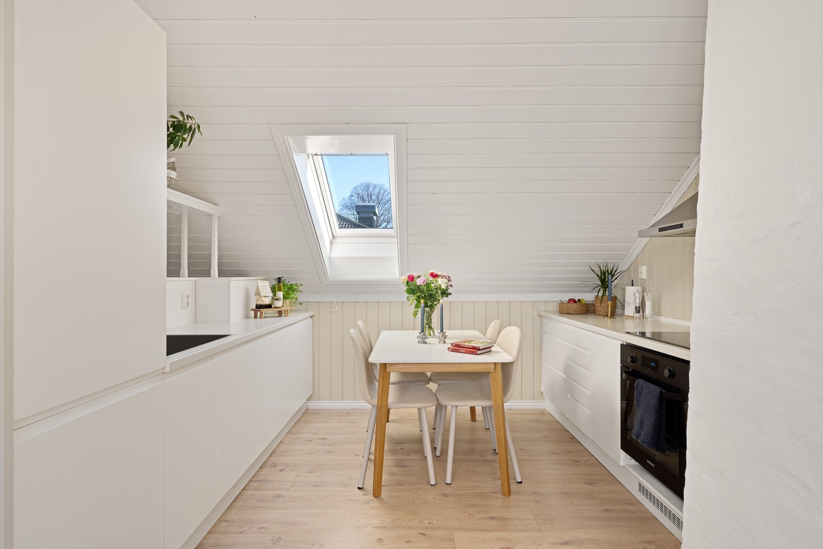 Leiligheten ligger i byggets 3. etasje og kombinerer eldre sjel med moderne komfort. Galleribilde