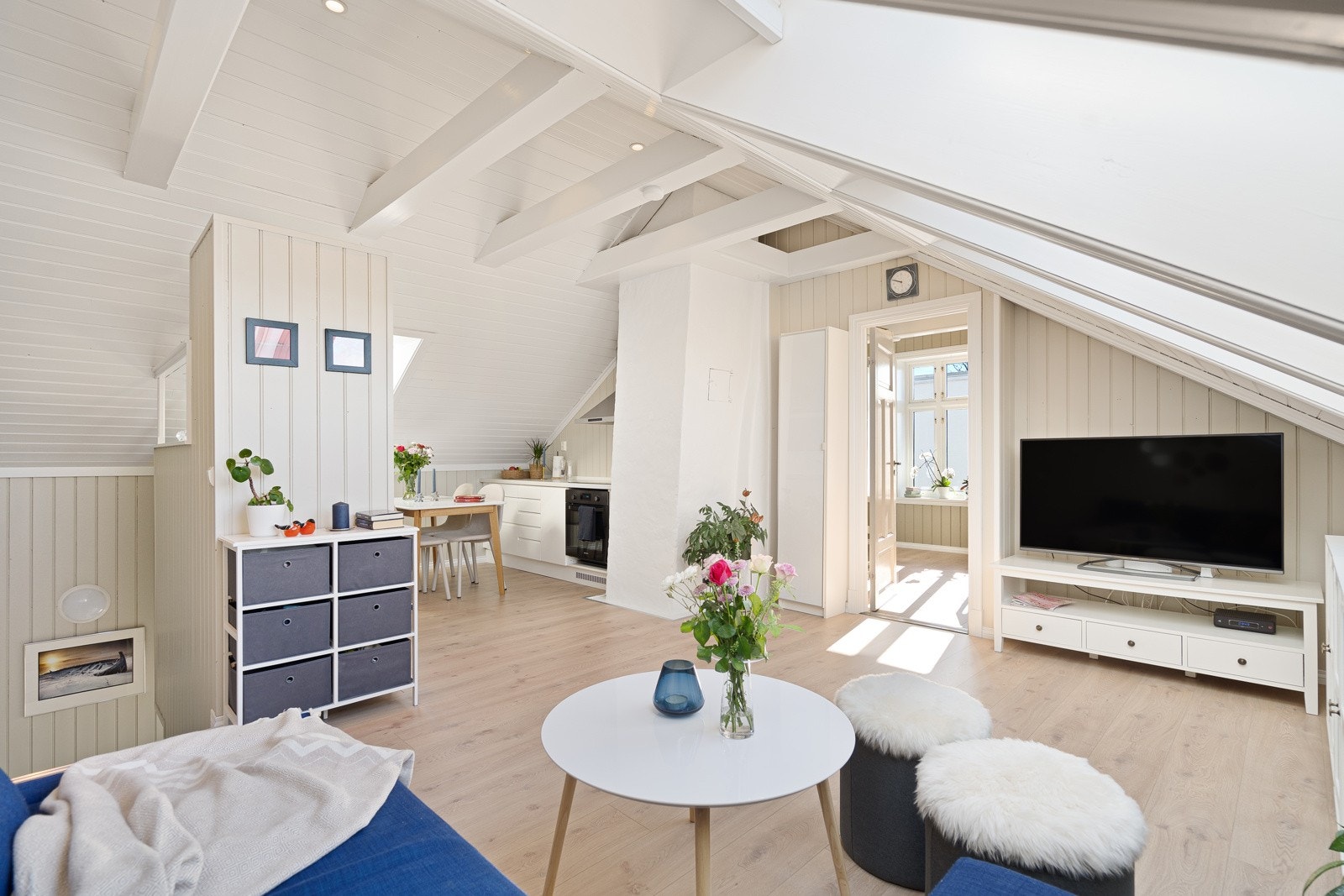 Velkommen til Storgaten 3 - en sjarmerende og innflyttingsklar loftsleilighet midt i hjertet av Tønsberg! Galleribilde