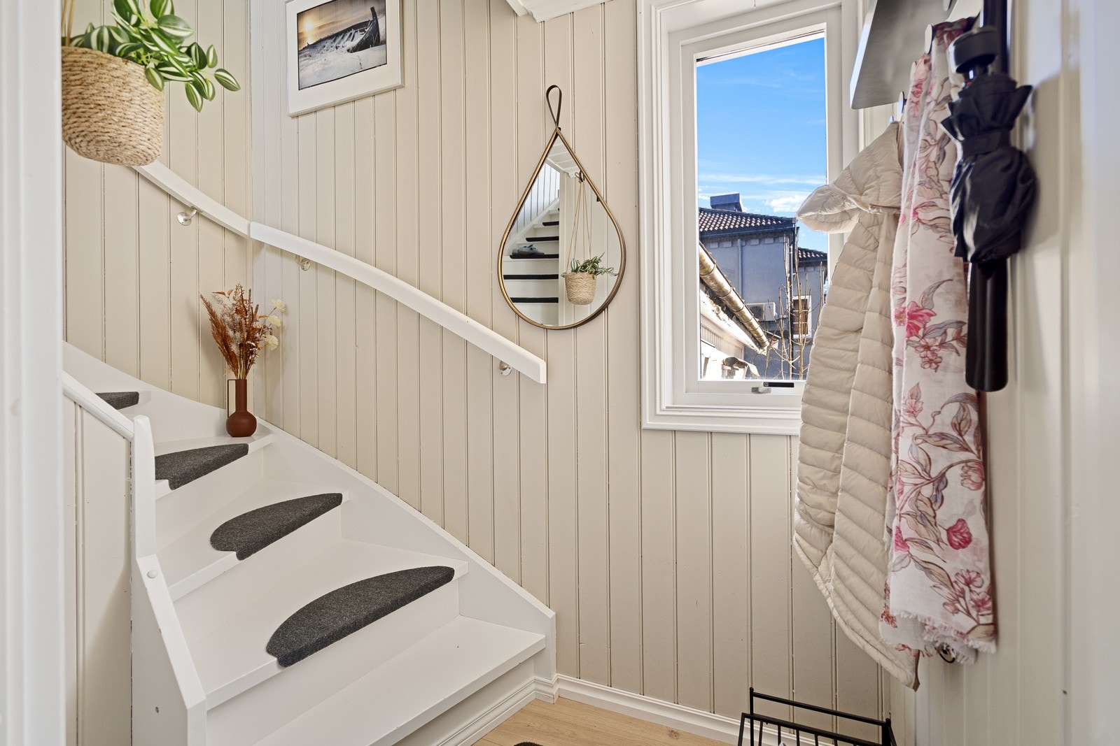 Innbydende entré med plass til sko og yttertøy. Galleribilde