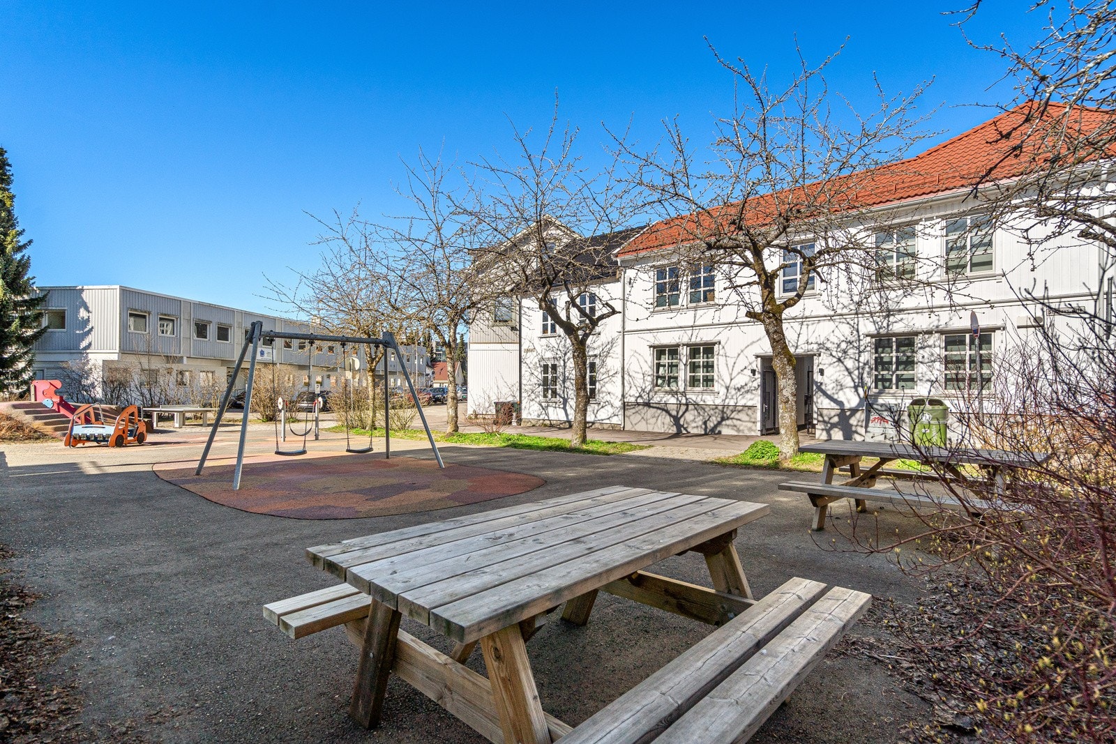 Leiligheten har en attraktiv beliggenhet midt i hjertet av Tønsberg - Norges eldste by. Her bor du midt i historiske omgivelser, omgitt av klassisk trehusbebyggelse og byens yrende liv rett utenfor døren Galleribilde
