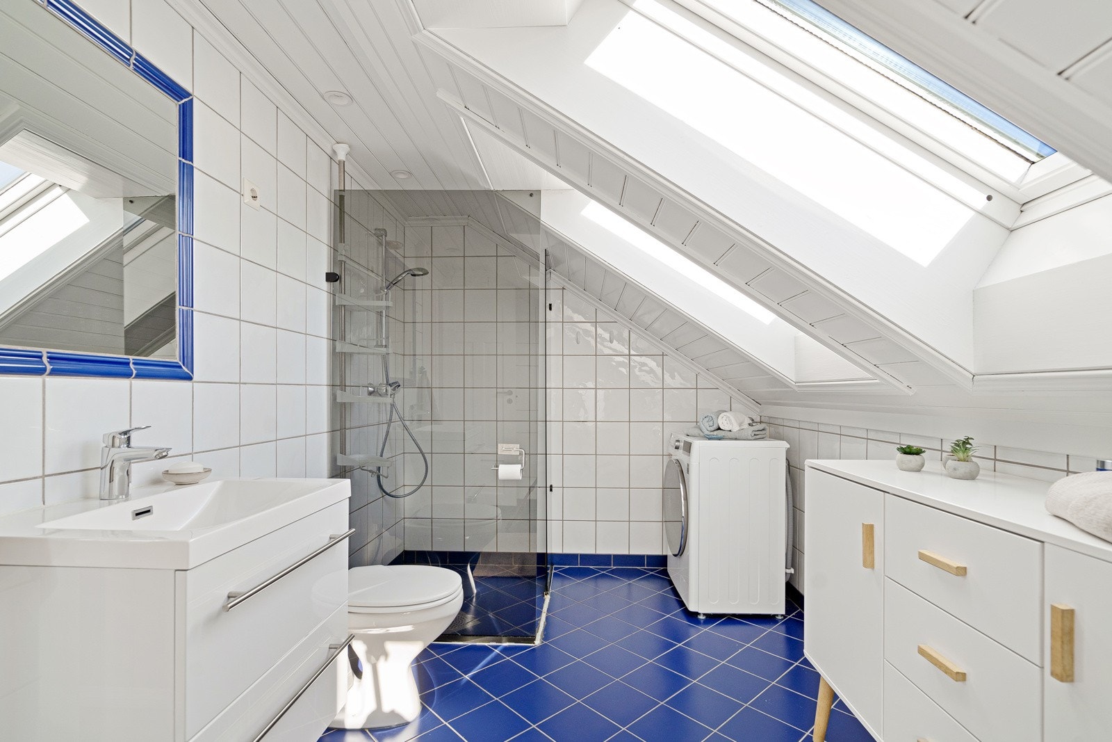 Stilrent bad med fliser, varme i gulv og dusjhjørne. Galleribilde