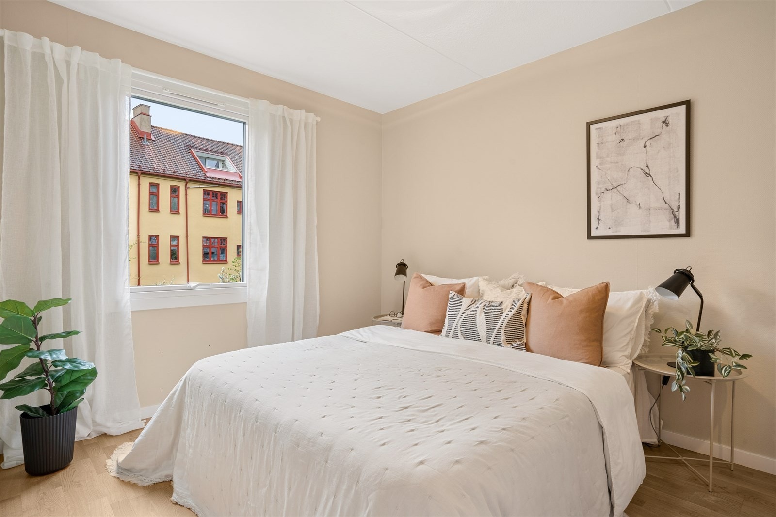 Romslig og lyst soverom med god plass til dobbeltseng og nattbod. Rommet vender ut mot rolige omgivelser. Galleribilde