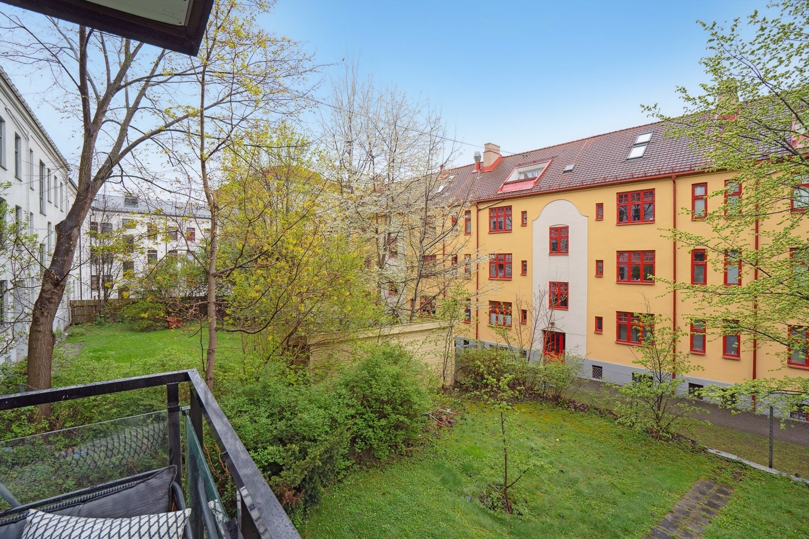 Eierseksjonssameiet Oskar Braatens gate 9 består av 42 seksjoner. Sameiet har i perioden 2023-2024 gjennomført rehabiliterting av tak og fasader. Galleribilde