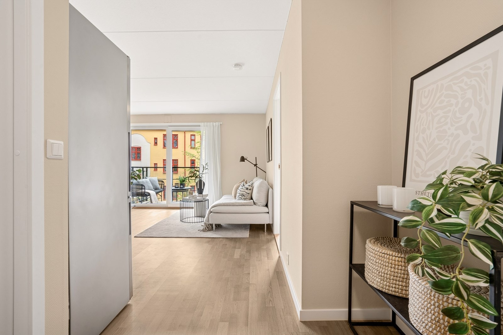 Leiligheten ligger i byggets andre etasje og har heisadkomst. Galleribilde