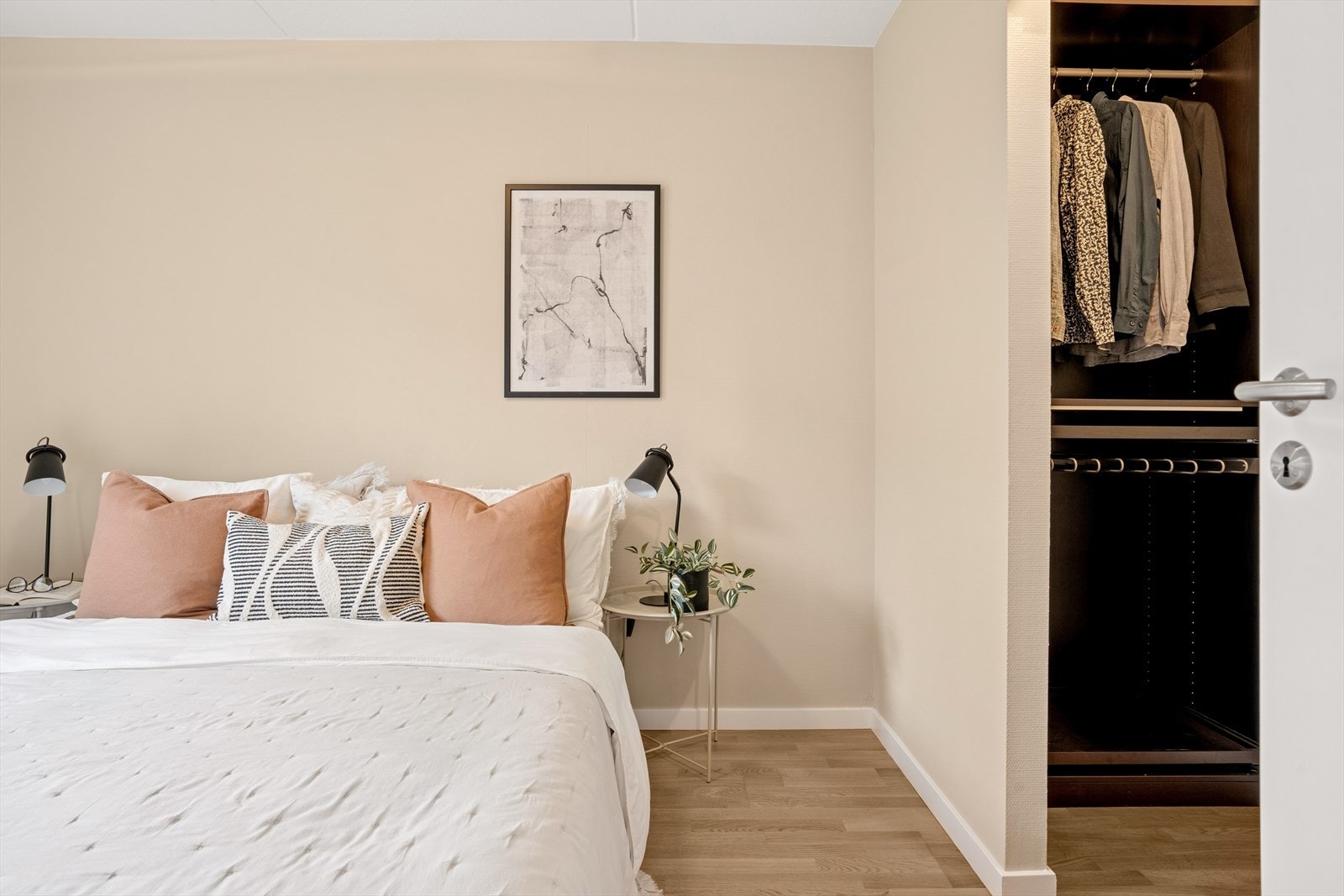 Fra soverommet er det tilgang til en praktisk walk-in-closet. Videre disponerer leiligheten en kjellerbod på ca. 4 kvm. Galleribilde