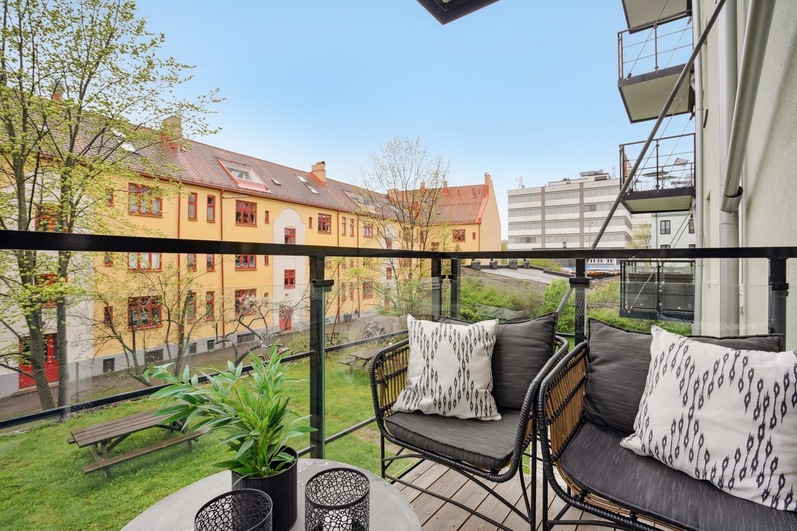 Balkongen har gode solforhold og vender inn mot en fredelig bakgård. Galleribilde