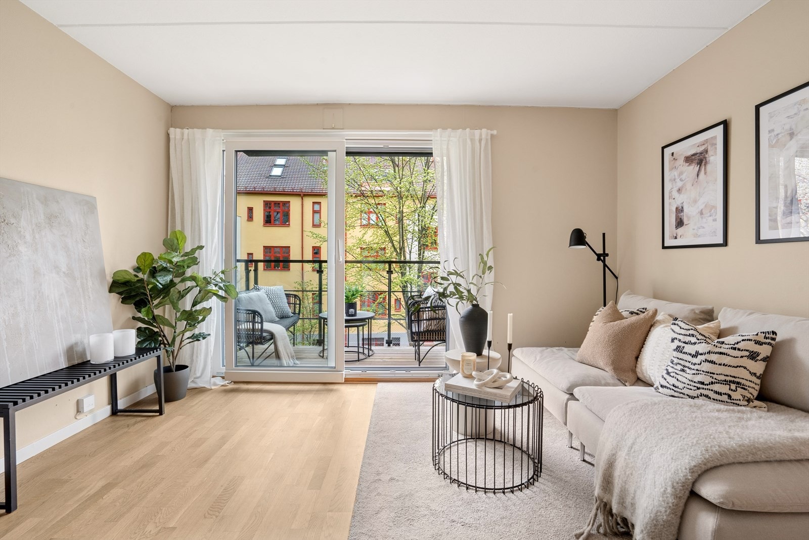 Lys nymalt stue (2025) med plass til sofagruppe med tilhørende møblement. Galleribilde