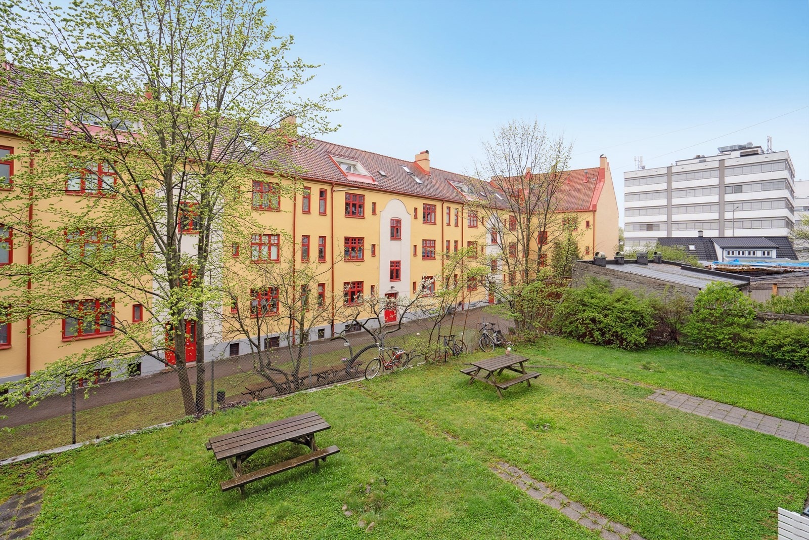 Tilbaketrukket beliggenhet, men samtidig veldig sentralt. Gangavstand til alt, inkl. kollektivtransport
i alle retninger, og Grünerløkka et steinkast unna. Galleribilde