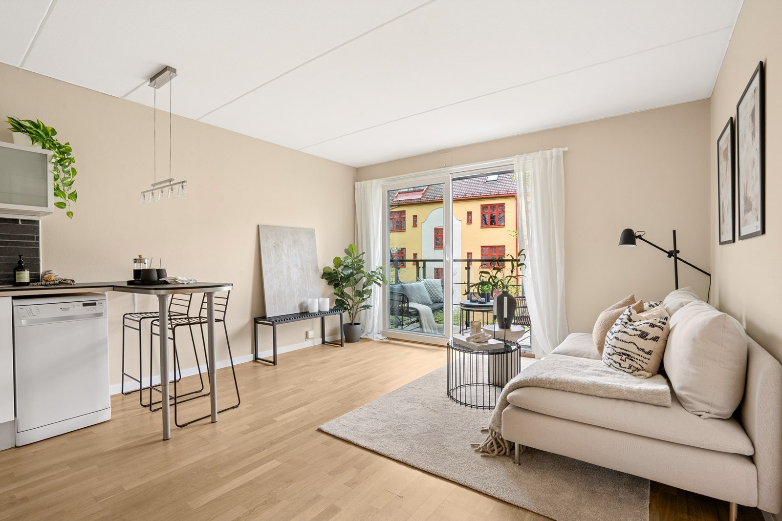 Stuen ligger i åpen løsning mot kjøkkenet. Dette utgjør et hyggelig og sosialt rom. Galleribilde