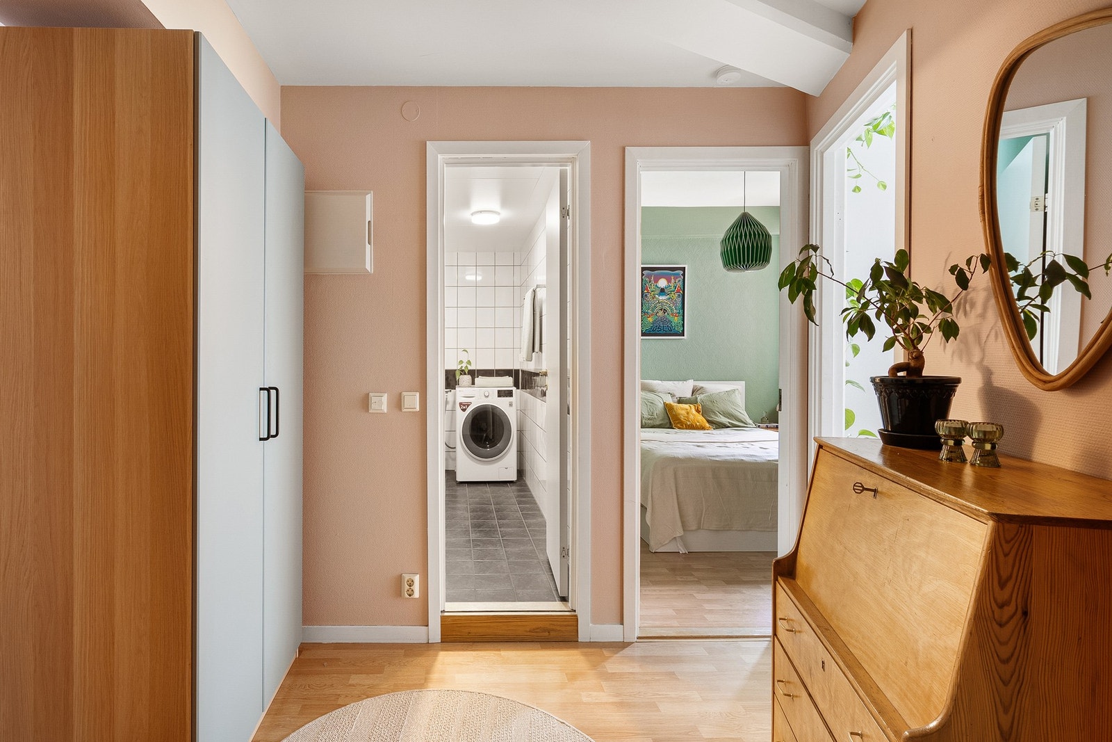 Mellomgangen fungerer som bindeledd til samtlige rom. Galleribilde