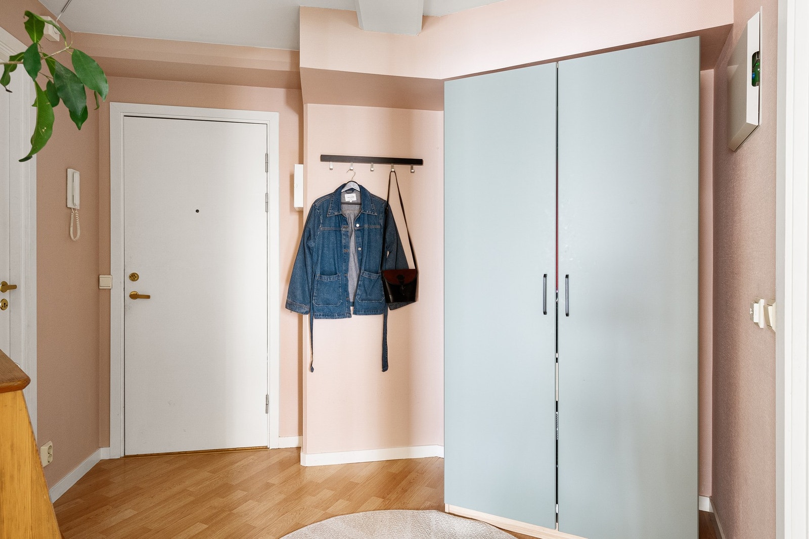 God plass til å henge fra seg jakker og sette fra seg sko. Galleribilde