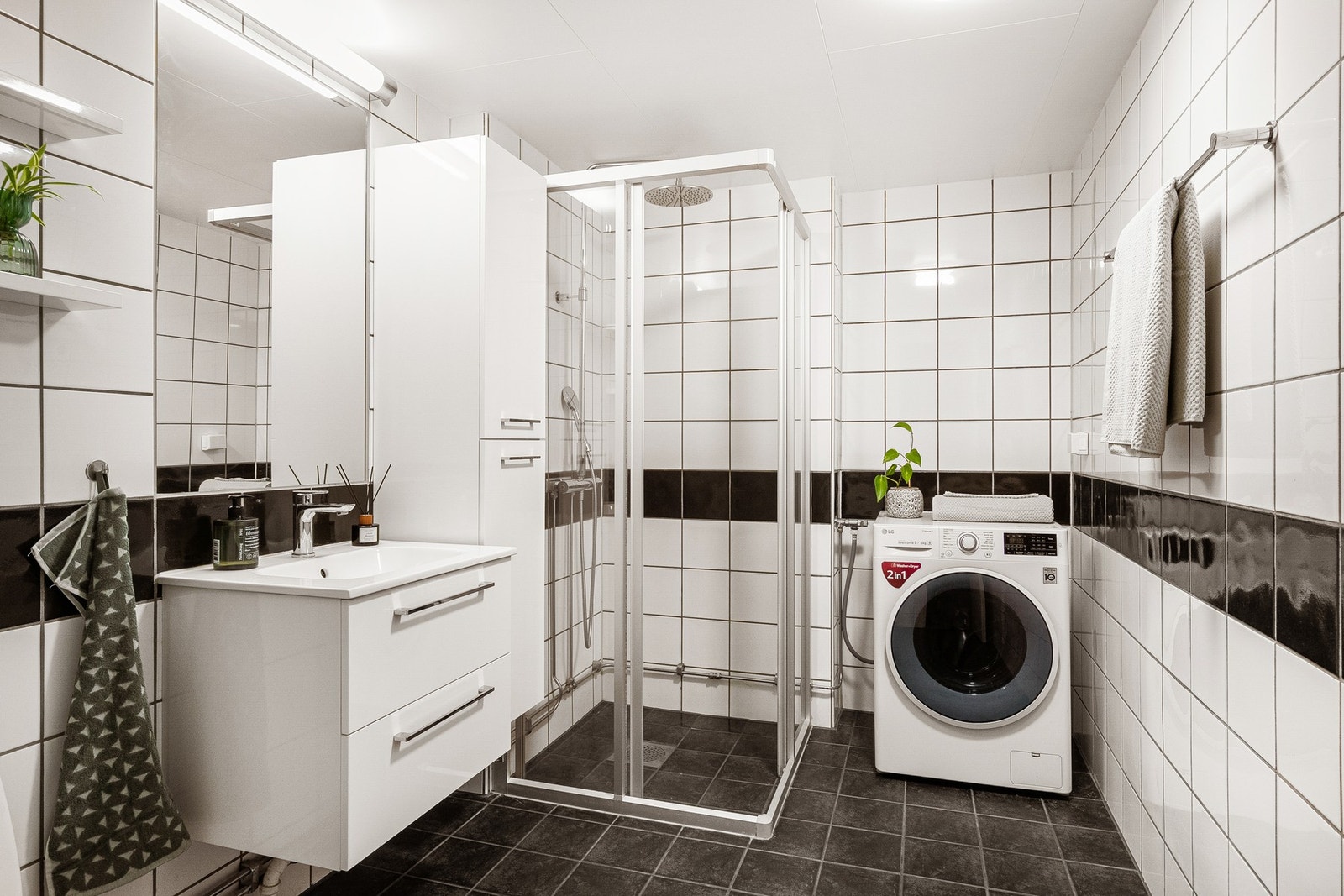 Stort bad. Flislagte vegger og nedforet himling med vinylbelagte plater. Flislagt gulv med varmekabler. Galleribilde