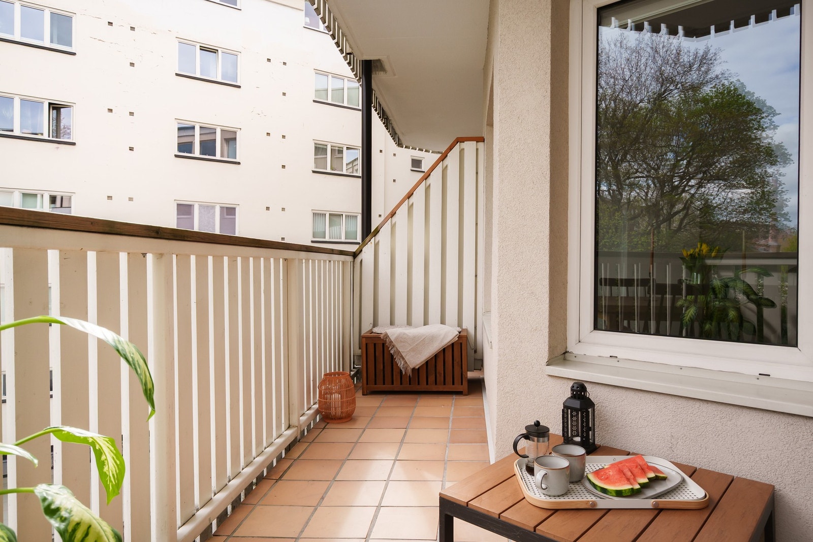 Vender i sin helhet ut mot rolig bakgård. Galleribilde