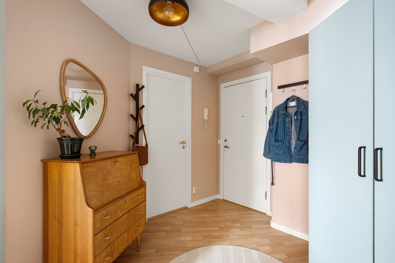Innbydende og romslig entré med plass til både garderobeskap og kommode. Garderobeskap medfølger. Galleribilde