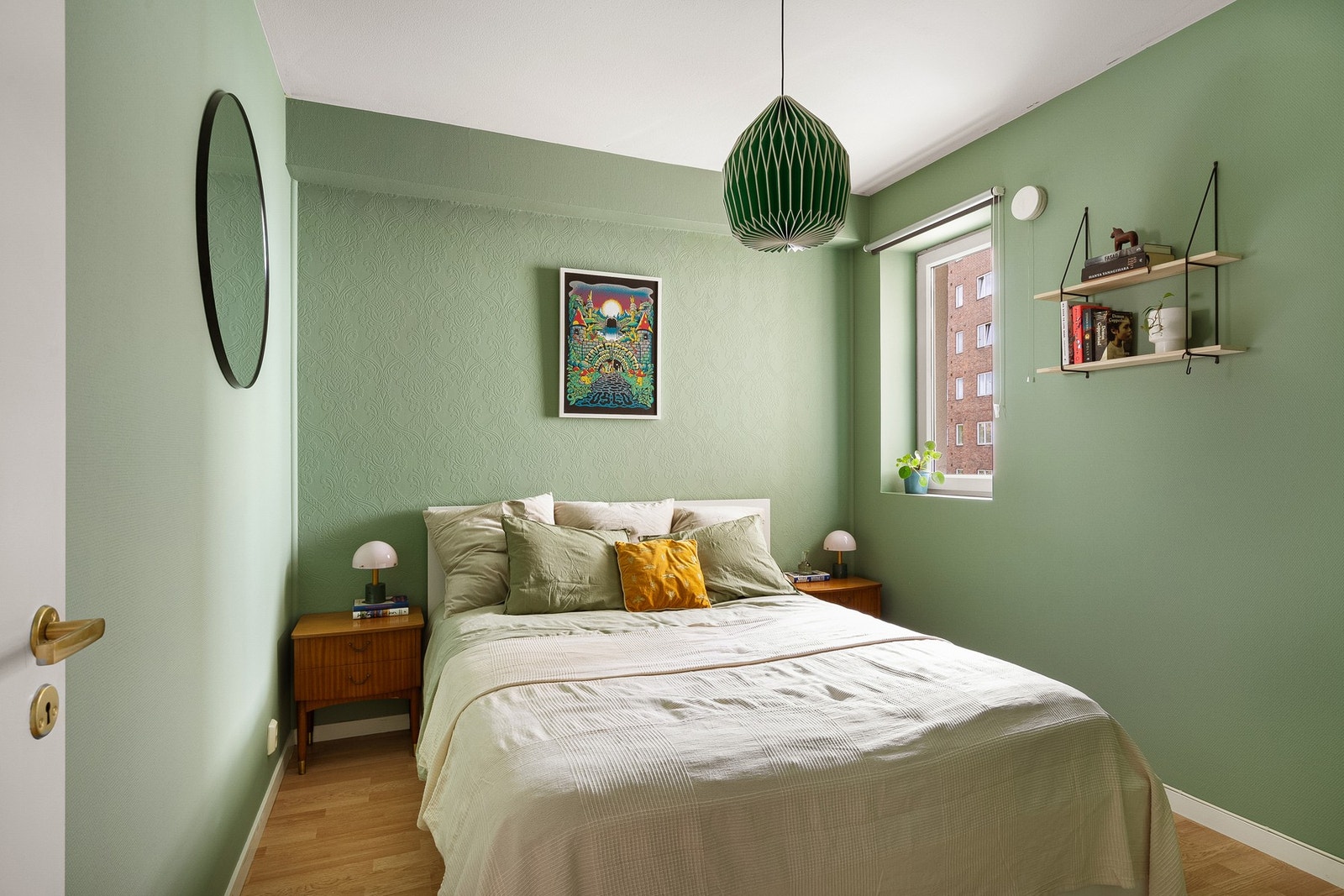 Soverommet har plass til dobbeltseng, og har vindu med rullegardin. Galleribilde