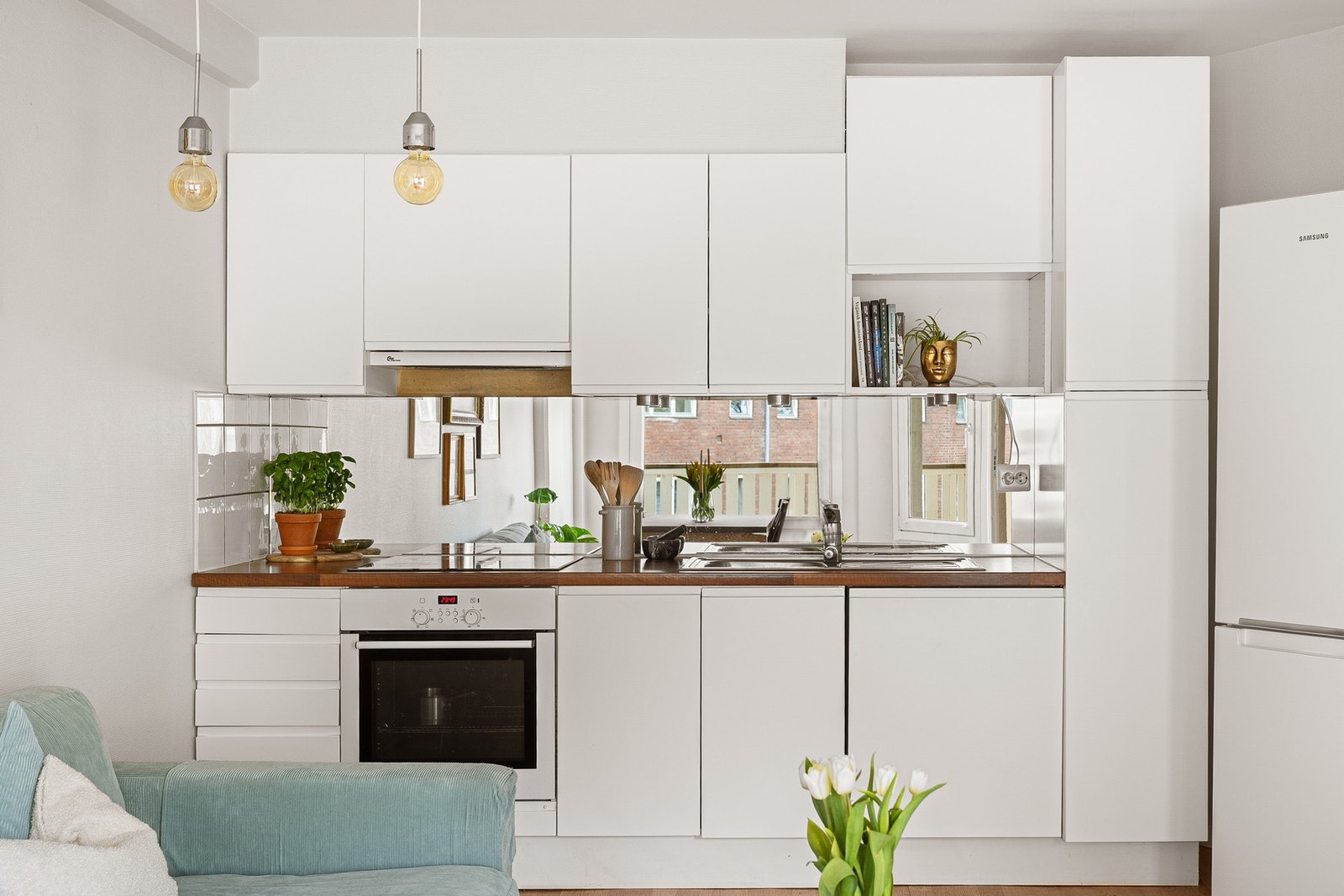 Ikea kjøkkeninnredning med glatte fronter og laminat benkeplater. Galleribilde