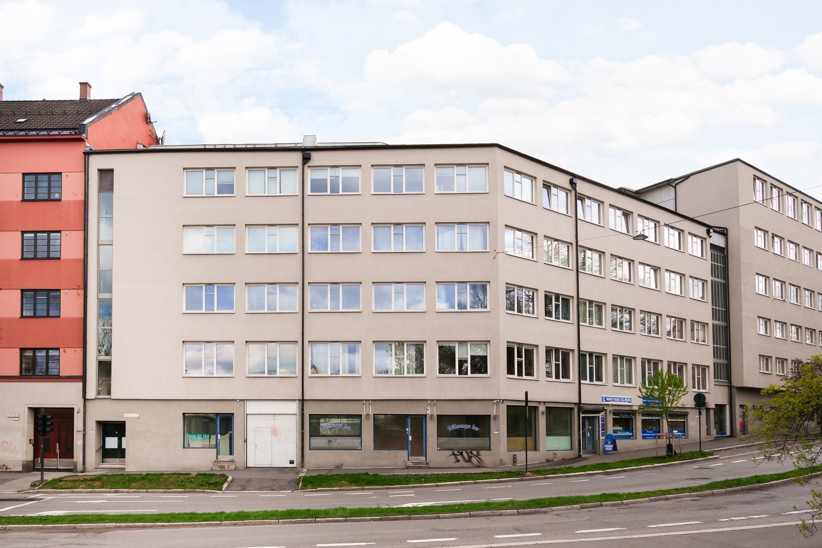 Parkering i offentlig vei etter gjeldende bestemmelser. Galleribilde