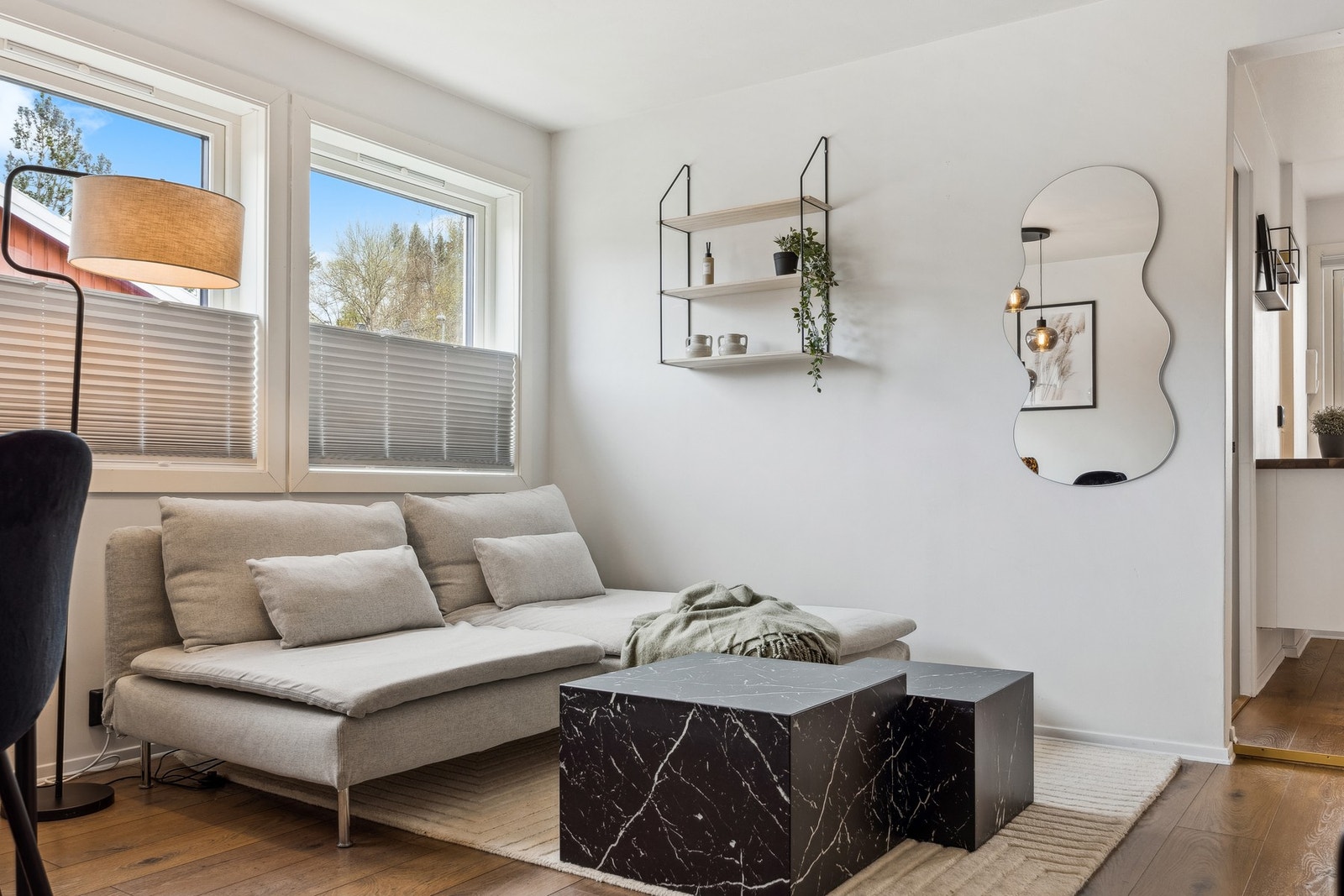 Store vindusflater sørger for godt med lysinnslipp til leiligheten. Galleribilde