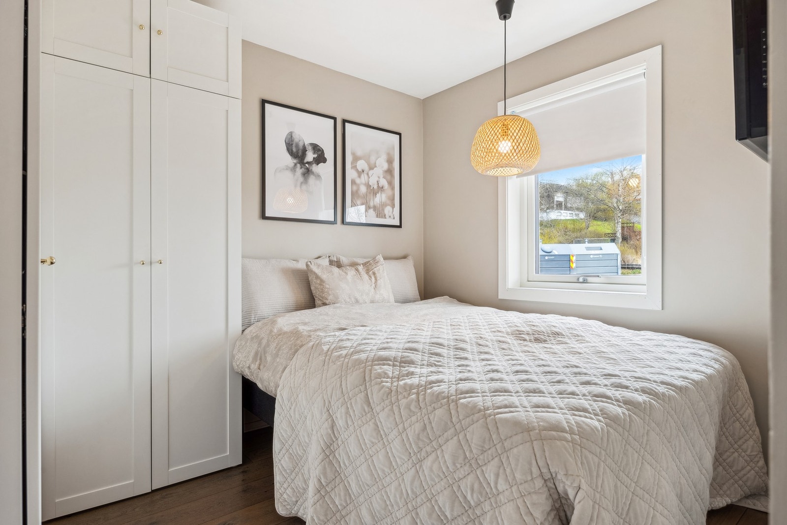 Soverommet fremstår som lyst og luftig, med plass til både seng og garderobeløsning. Galleribilde