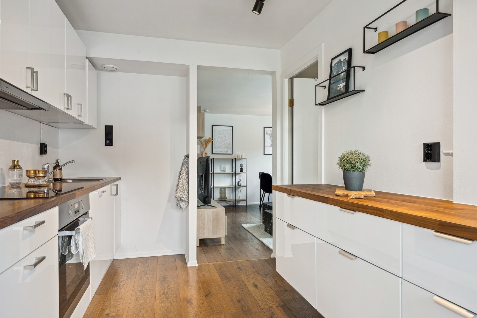 Kjøkkenet er utstyrt med integrerte hvitevarer og god skap- og benkeplass. Galleribilde