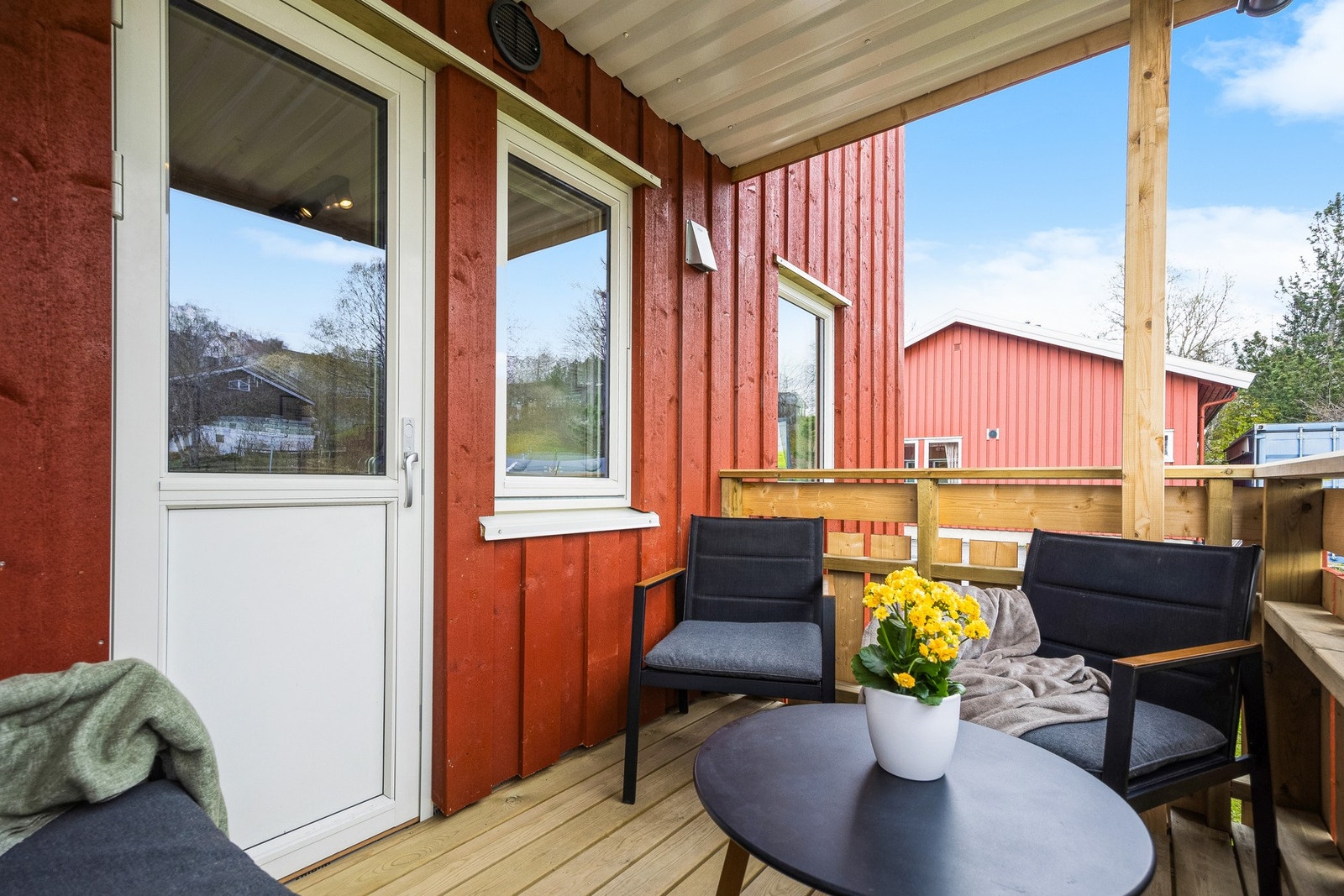 Fra kjøkkenet har man utgang til en sørvendt balkong - Her kan man nyte fine sommerkvelder! Galleribilde