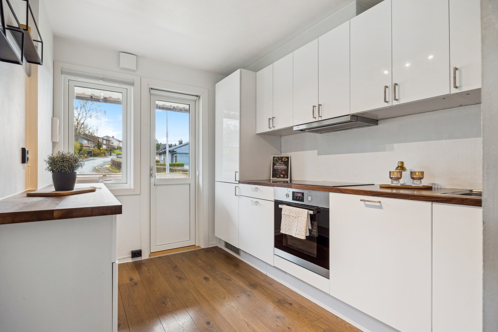 Med store vindusflater fremstår kjøkkenet som lyst og romslig. Galleribilde