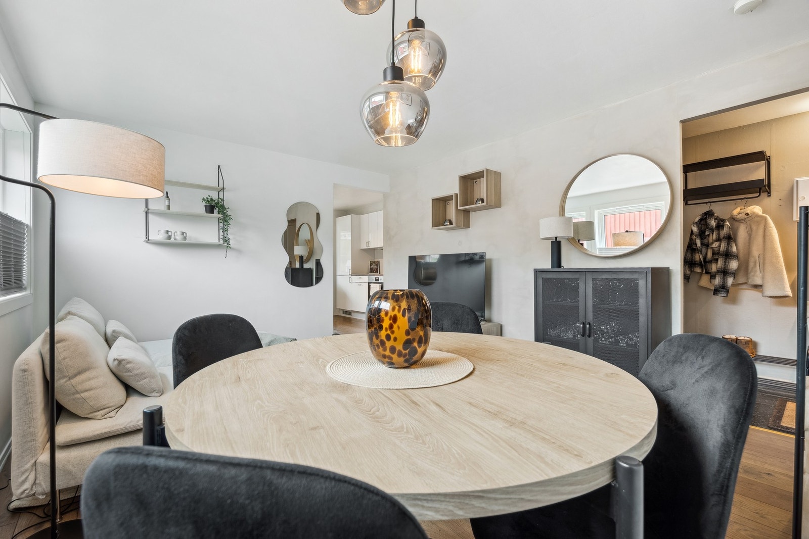 Nærmeste bussholdeplass er Einar Øfstis veg og ligger like ved leiligheten. Det er også gode turmuligheter i Estenstadmarka med lysløyper og turstier. Galleribilde