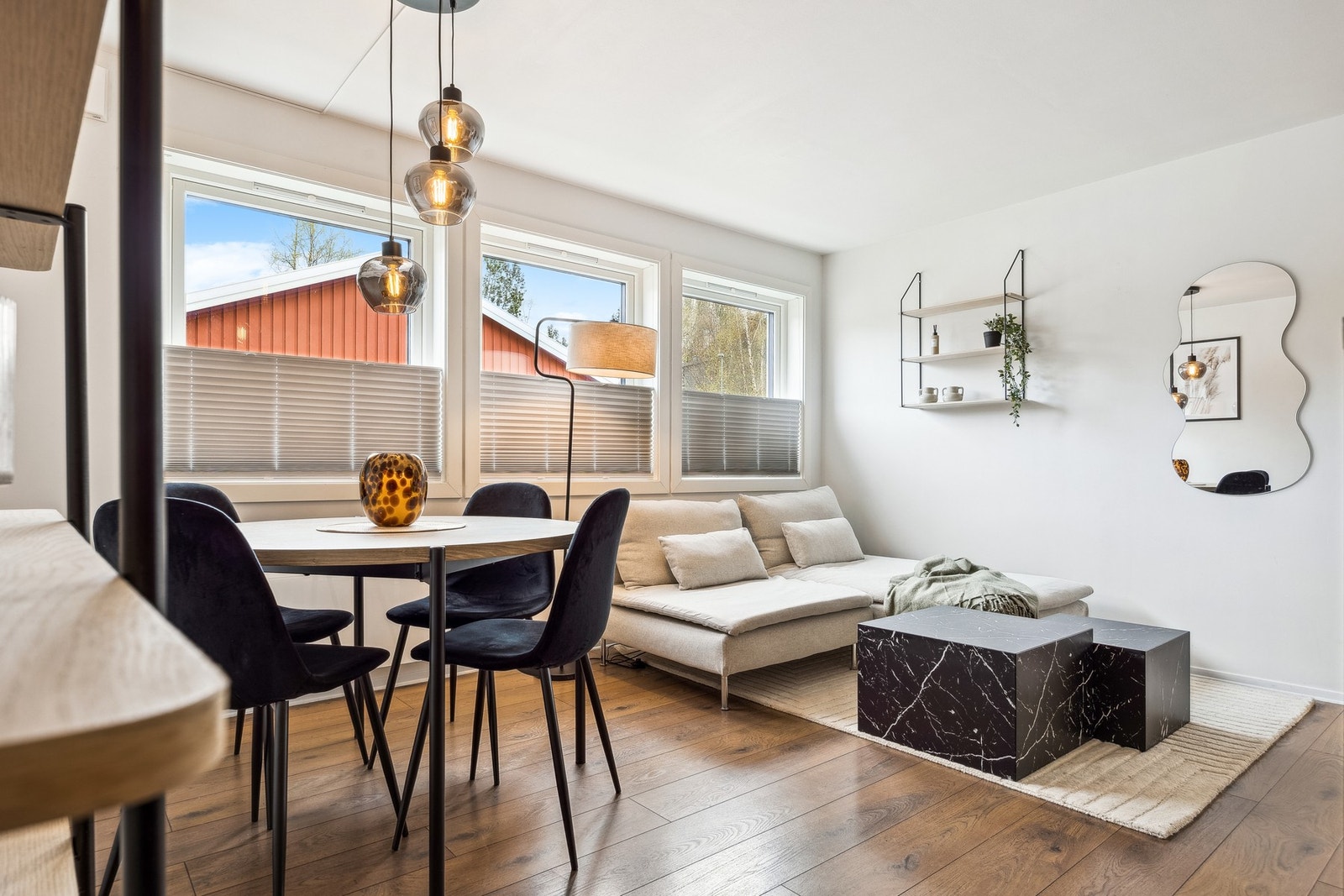 Man kan fint innrede stuen med både sofagruppe og spisebord - uten at det oppleves rotete. Galleribilde