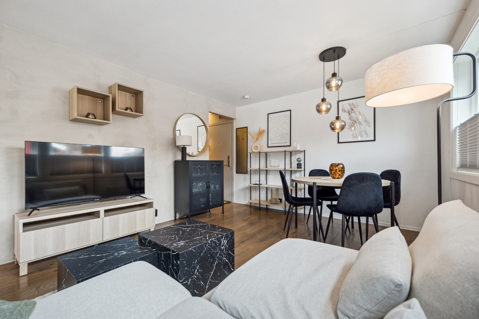 En lys og arealeffektiv 2-roms leilighet beliggende i byggets 1. etasje. Galleribilde