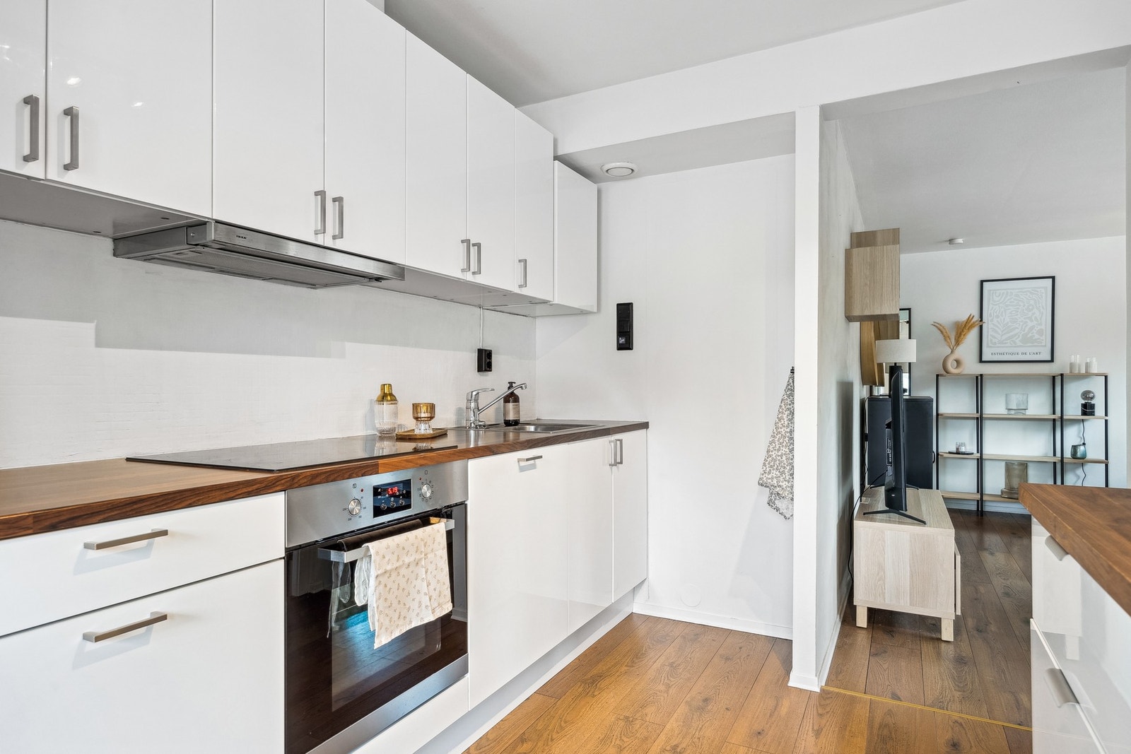 Det lyse og moderne kjøkkenet er praktisk plassert adskilt fra stuen. Galleribilde