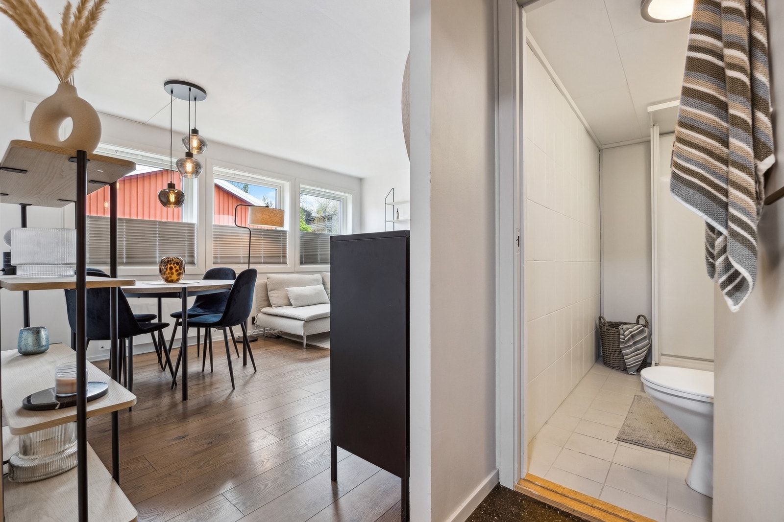 Badet har inngang fra entréen. Galleribilde