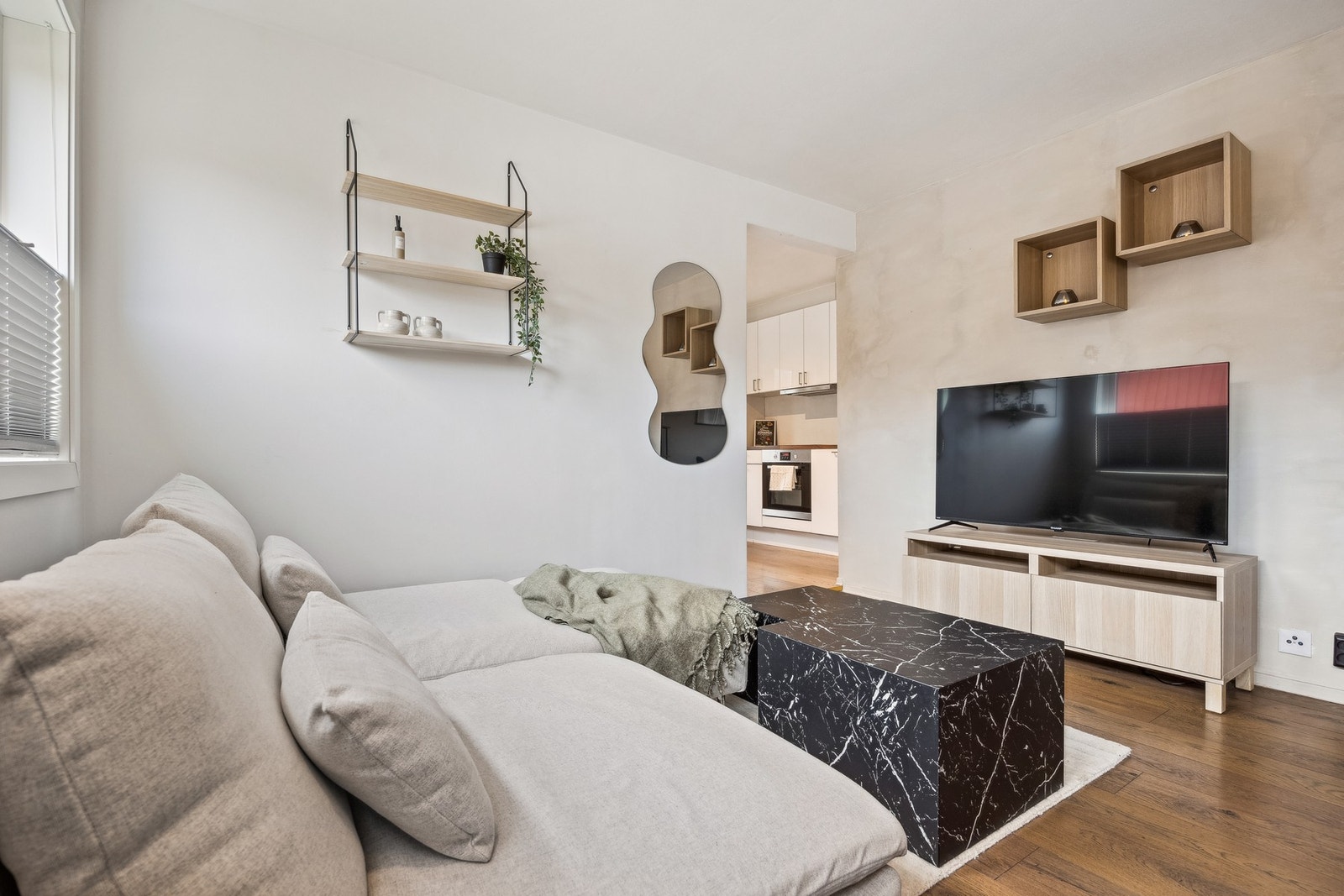 Leiligheten er malt i lyse og nøytrale fargevalg, som gjør det enkelt å sette sitt eget preg gjennom pynt og interiør. Galleribilde