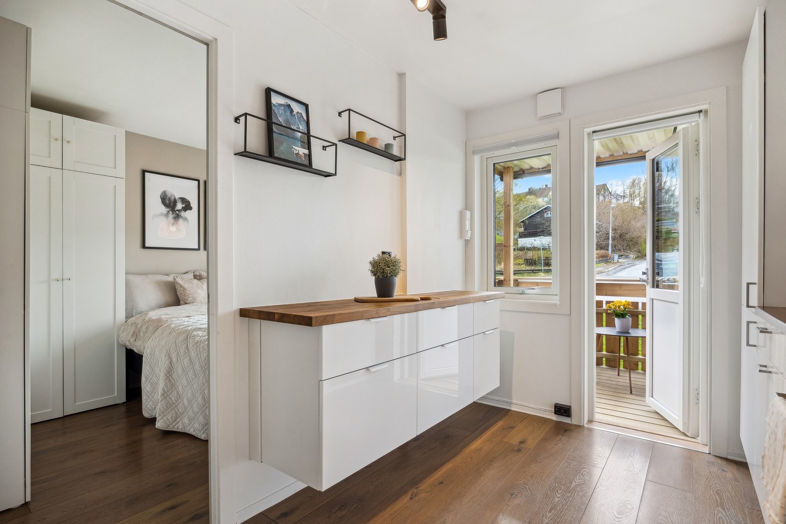 Fra kjøkkenet har man inngang til leilighetens soverom. Galleribilde