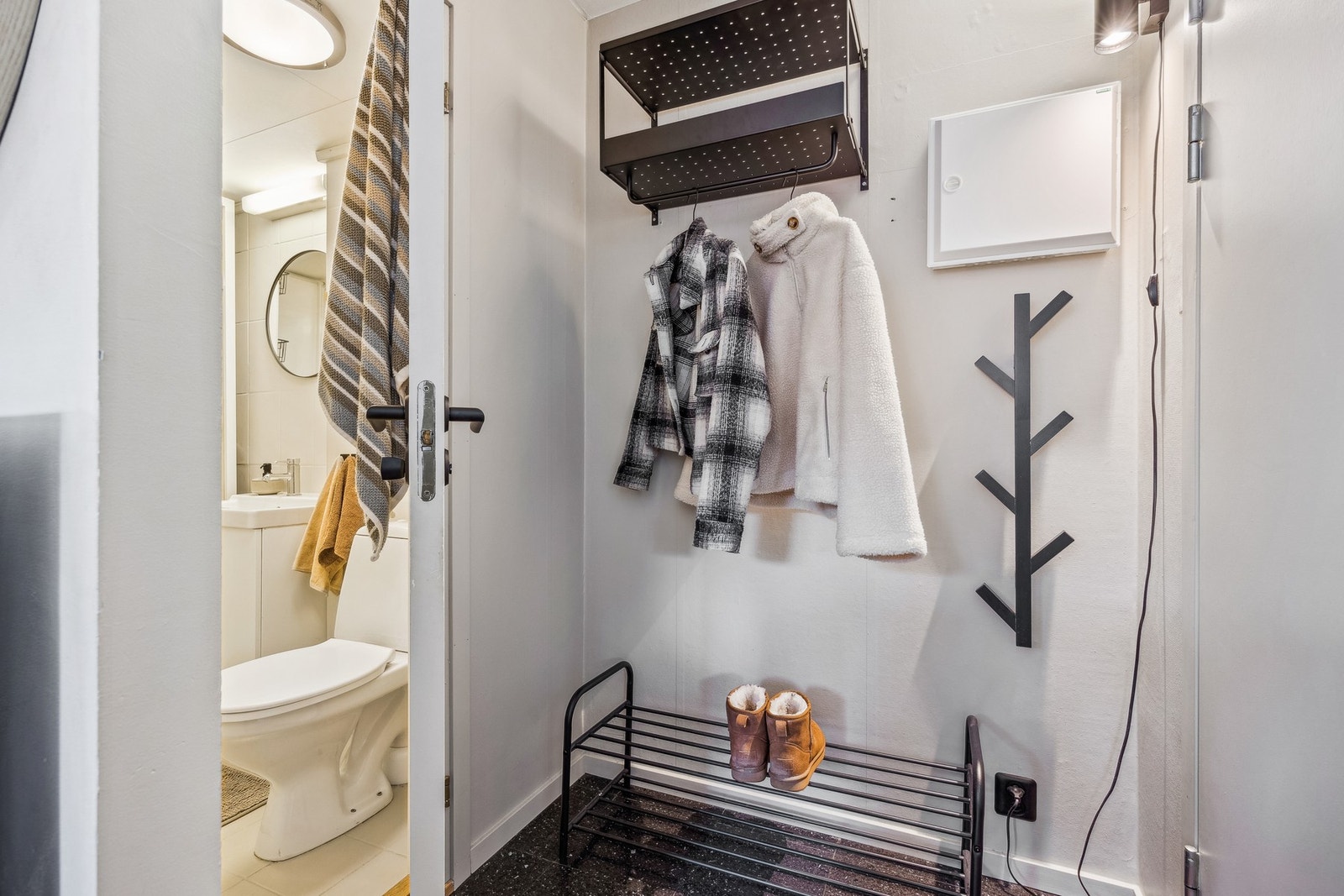 Entré med plass til oppbevaring av yttertøy. Det er også en praktisk bod både på loft og i kjeller som gir gode lagringsmuligheter. Galleribilde