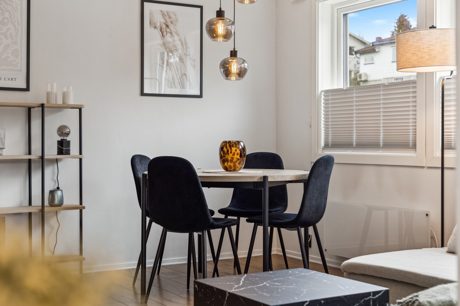 Beliggenheten er sentral med kort vei til både Nardocenteret, dagligvarebutikker, NTNU, Øya og St. Olavs. Galleribilde