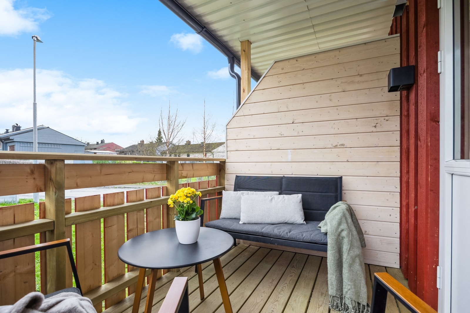 Balkongen er overbygd, noe som gjør at den kan brukes gjennom flere årstider. Man kan enkelt innrede med ønsket utemøblement. Galleribilde