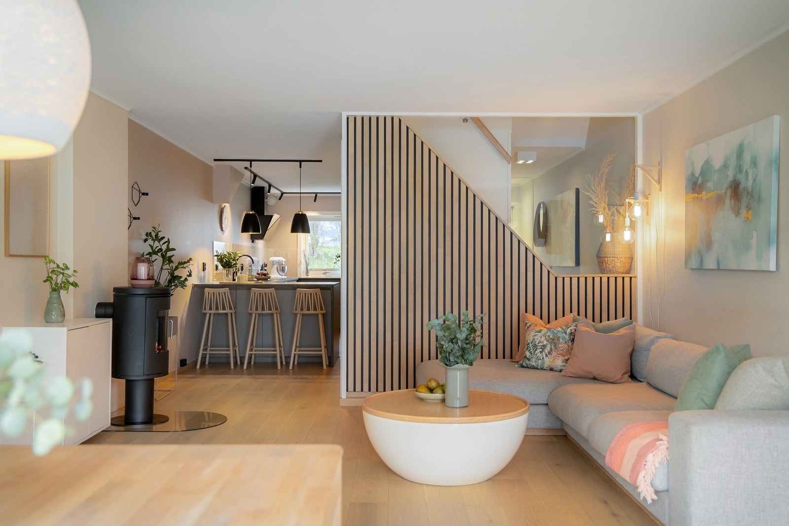 Langs trapp i stue er det spilevegg med glass som gir et moderne uttrykk Galleribilde