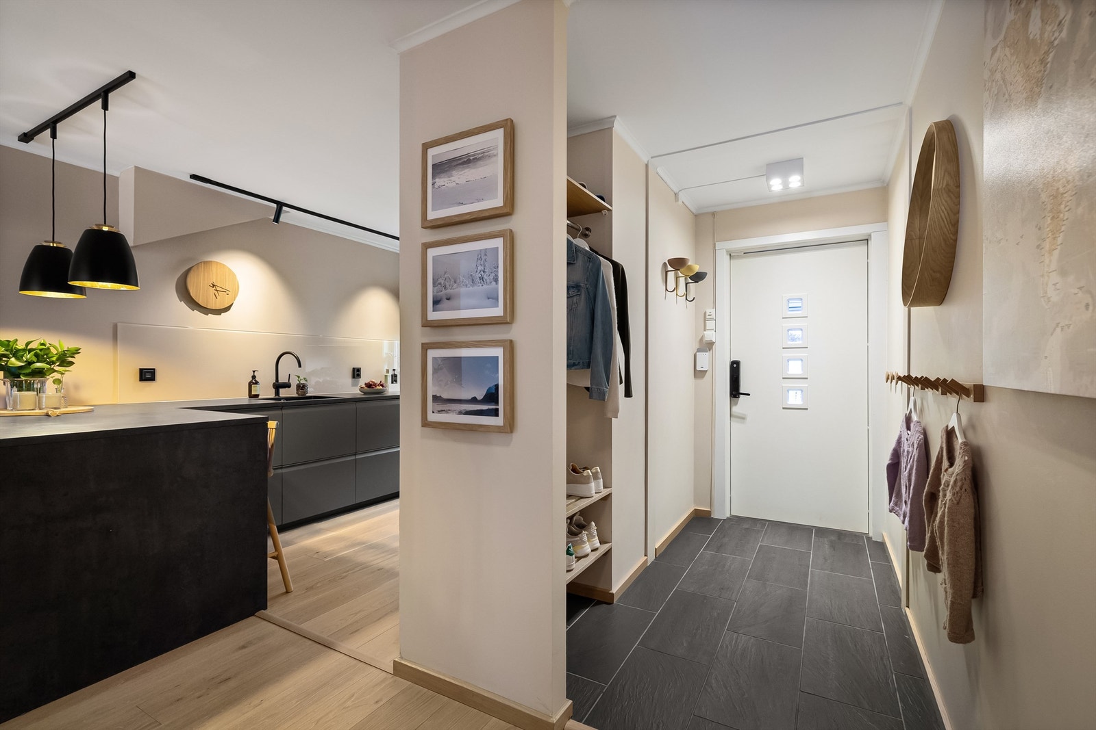 Hyggelig entre med god plass til oppheng av yttertøy og sko Galleribilde