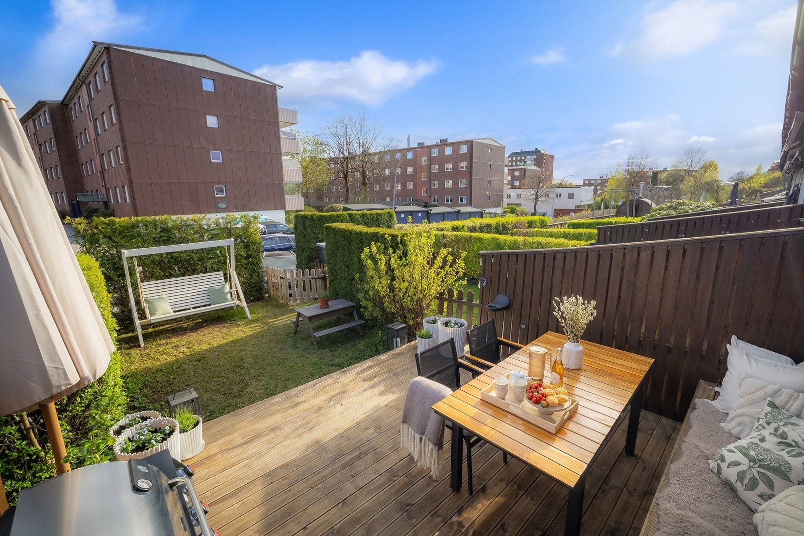 Selger opplyser om gode solforhold med sol fra ca. kl. 08 til 20 midtsommers Galleribilde