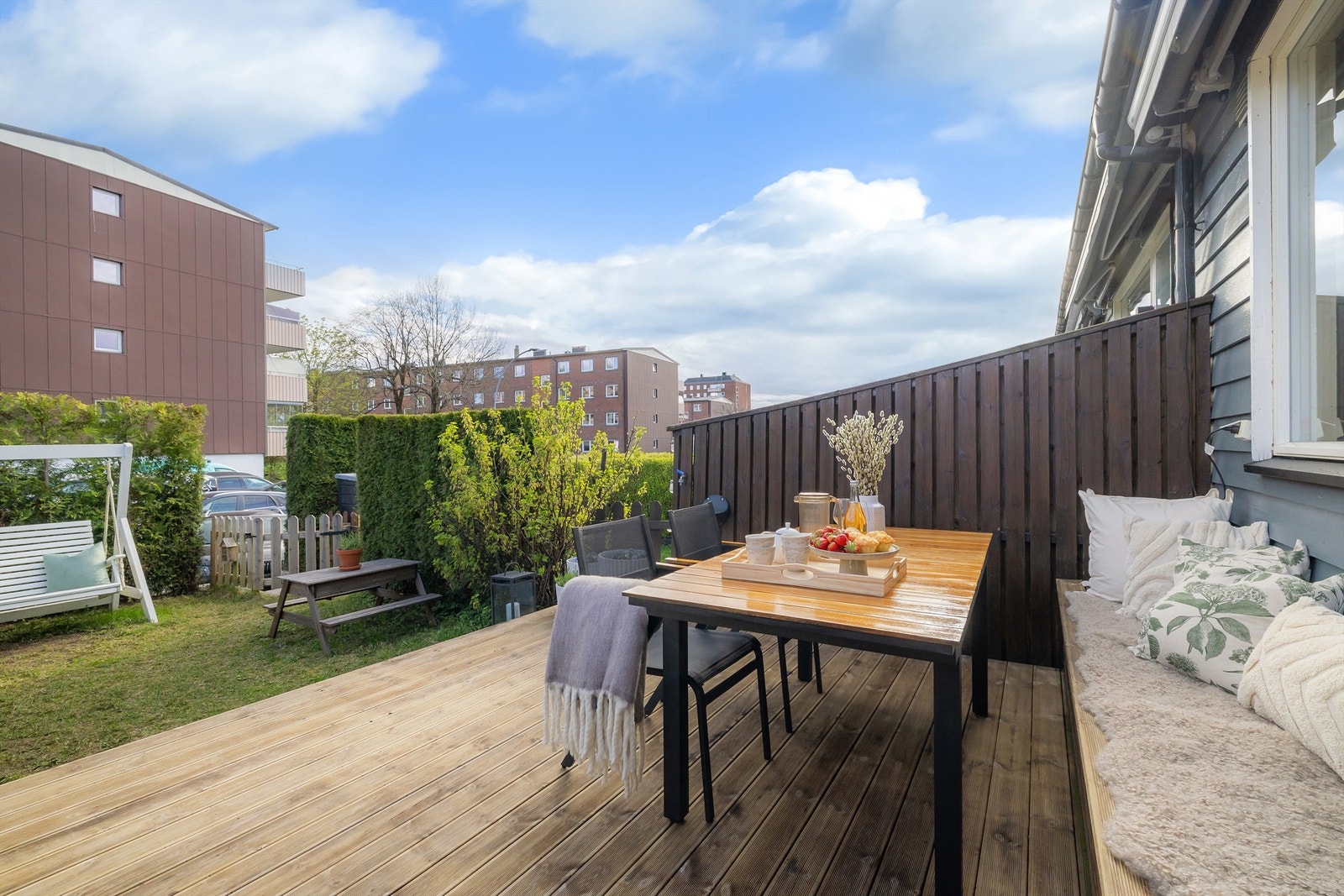 Her er det god plass til grill og en hyggelig sittegruppe eller spisebord Galleribilde